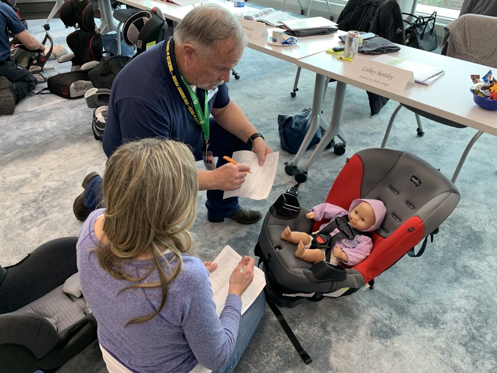 A CPS instructor discusses seat choice and child positioning with a student.